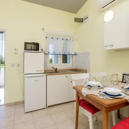 شقة Cozy In With Kitchen
