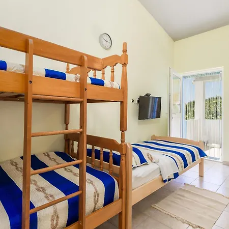 Cozy In With Kitchen Apartman